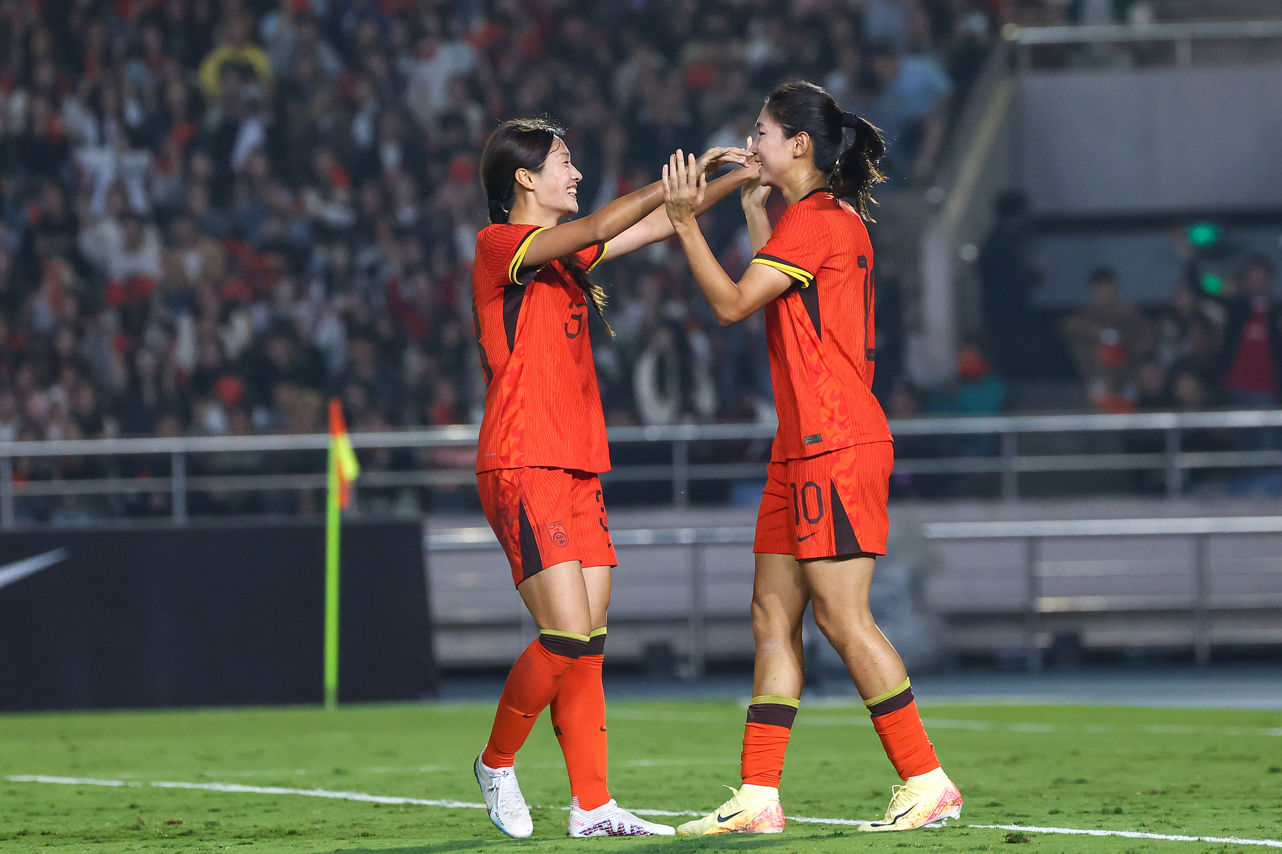 壹号娱乐官网-足球场上的女性力量：女子团队斗志昂扬